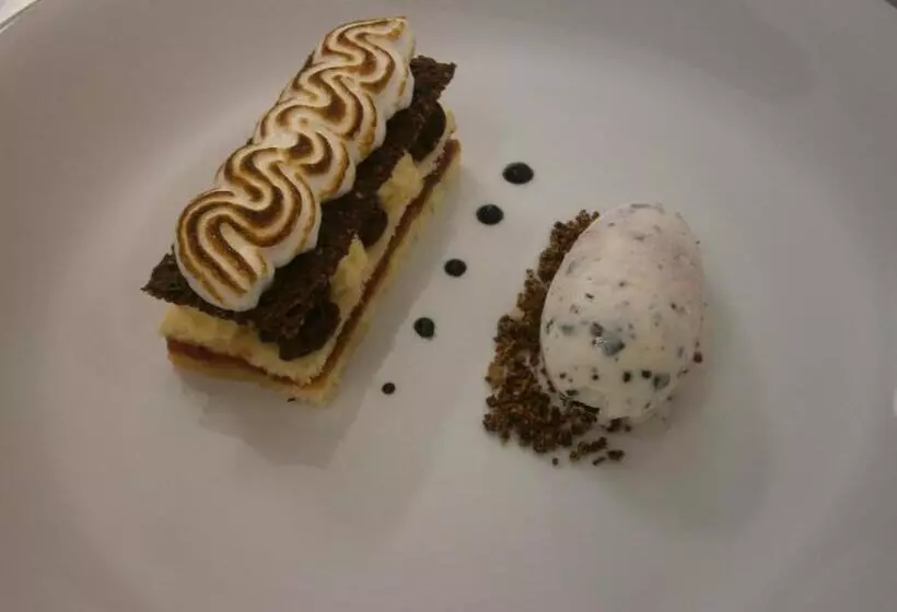 Hotel 99