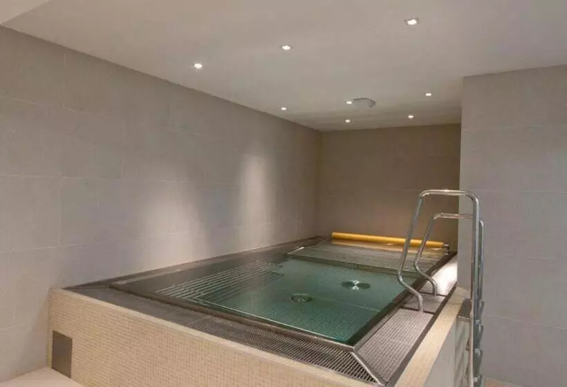 Hotel 99