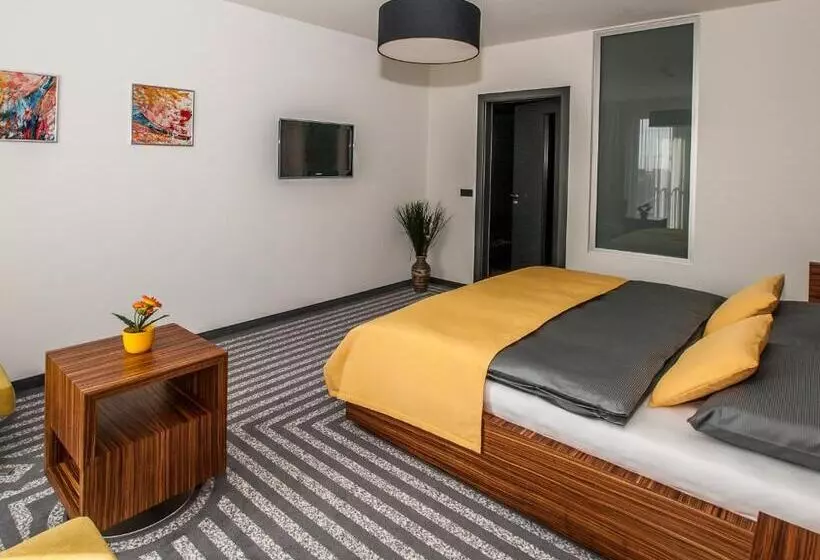 Hotel 99