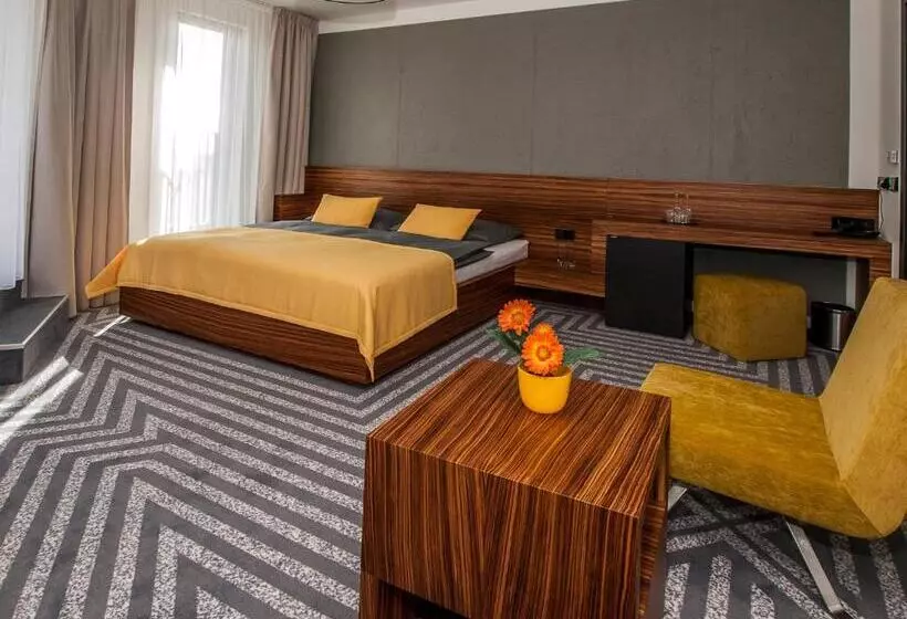 Hotel 99
