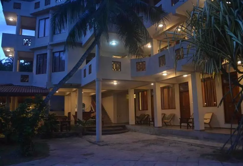 هتل Surf Lanka