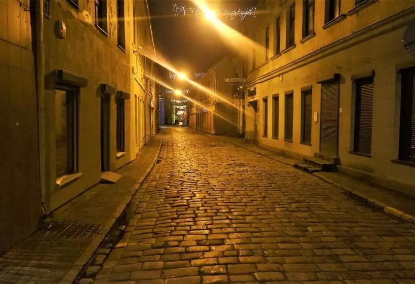 هتل Radharanė
