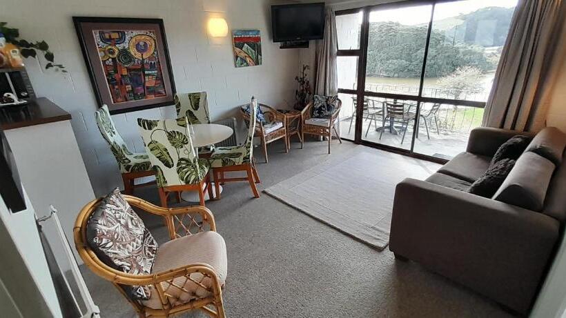 Waterfalls Estate Motel & Campground