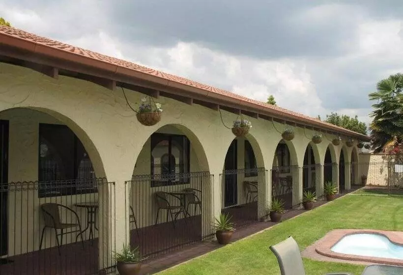 مُتل Captains Quarters Motor Inn