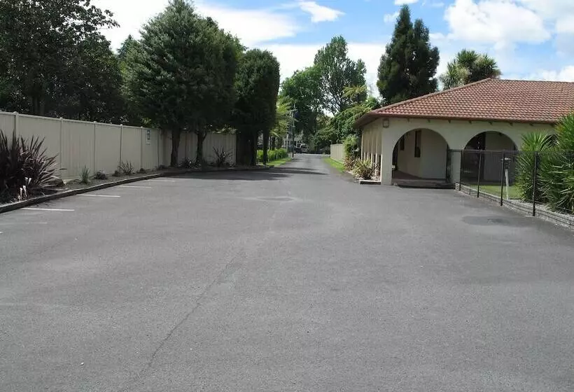 مُتل Captains Quarters Motor Inn