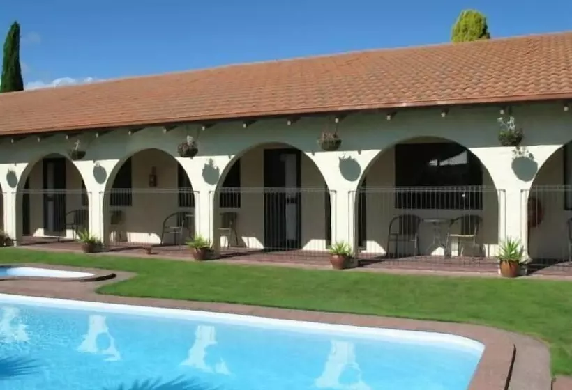 مُتل Captains Quarters Motor Inn