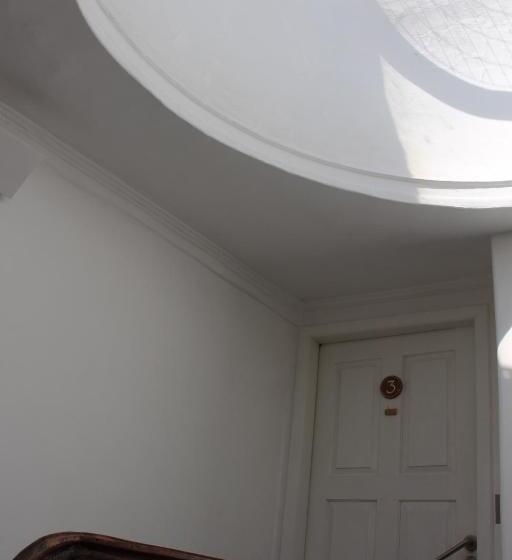 تختخواب و صبحانه Linha 22