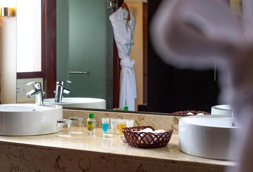 Lakowe Lakes Hotel, Golf And Country Estate By Newmark