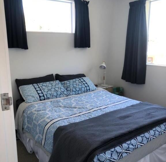 Пансион The Green Guesthouse   Semi Rural Family Unit Lower Hutt