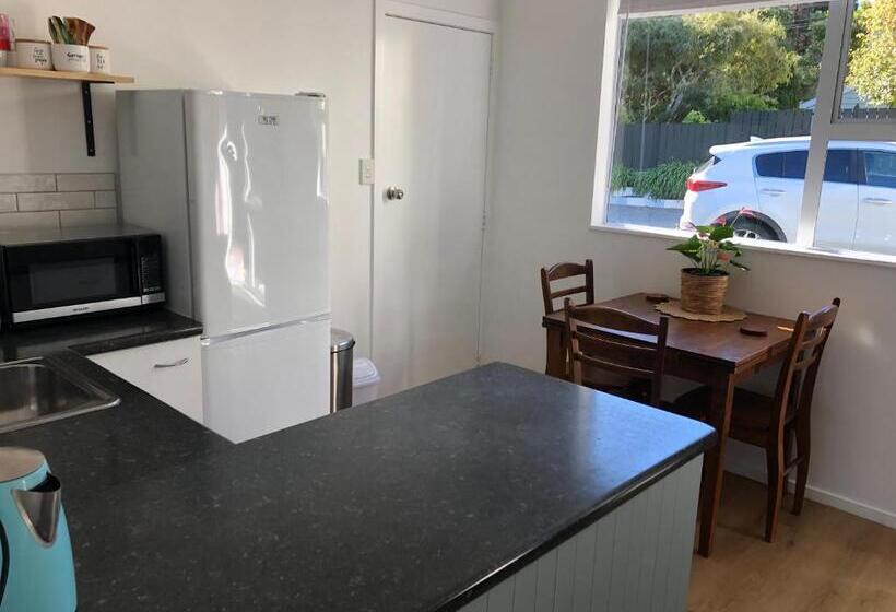 Пансион The Green Guesthouse   Semi Rural Family Unit Lower Hutt