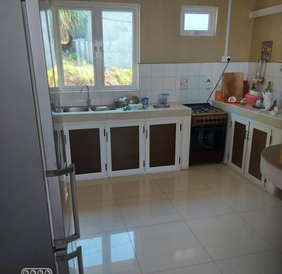 تختخواب و صبحانه Stephane Guest House