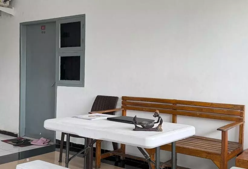 Hotelli Spot On 93967 Hasna Guest House Syariah