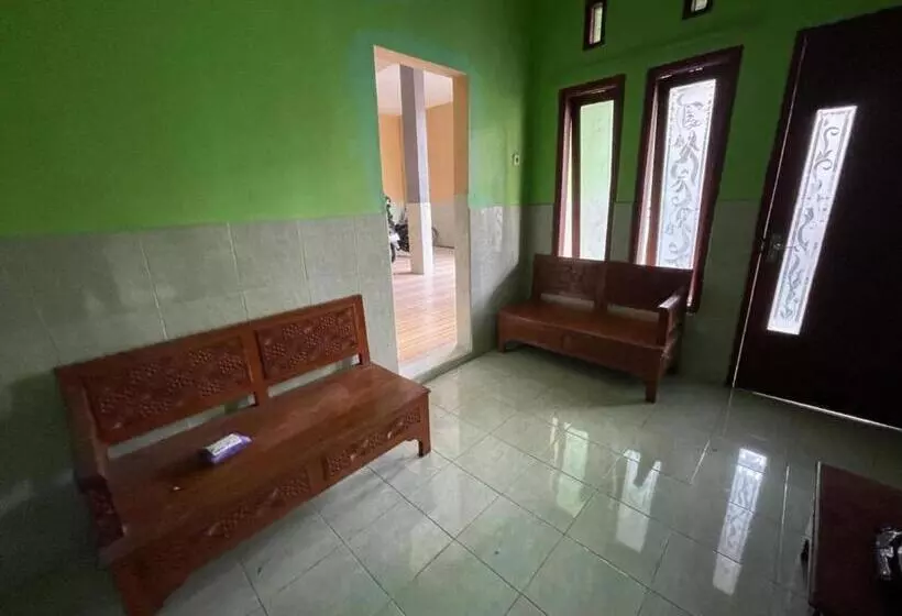 Hotelli Spot On 93967 Hasna Guest House Syariah