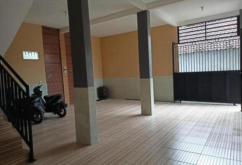 Hotel Spot On 93967 Hasna Guest House Syariah