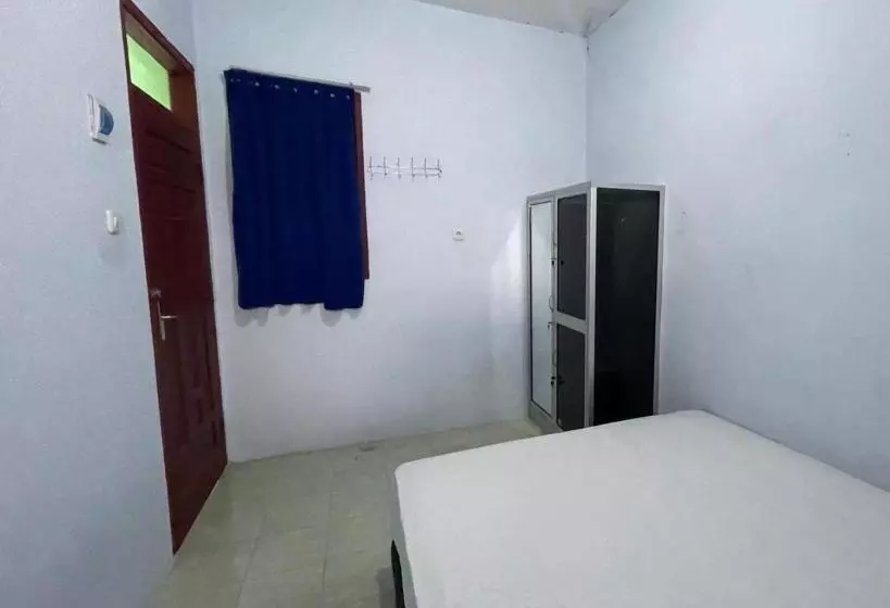 Hotelli Spot On 93967 Hasna Guest House Syariah