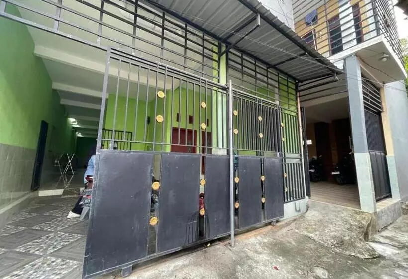 Hotelli Spot On 93967 Hasna Guest House Syariah