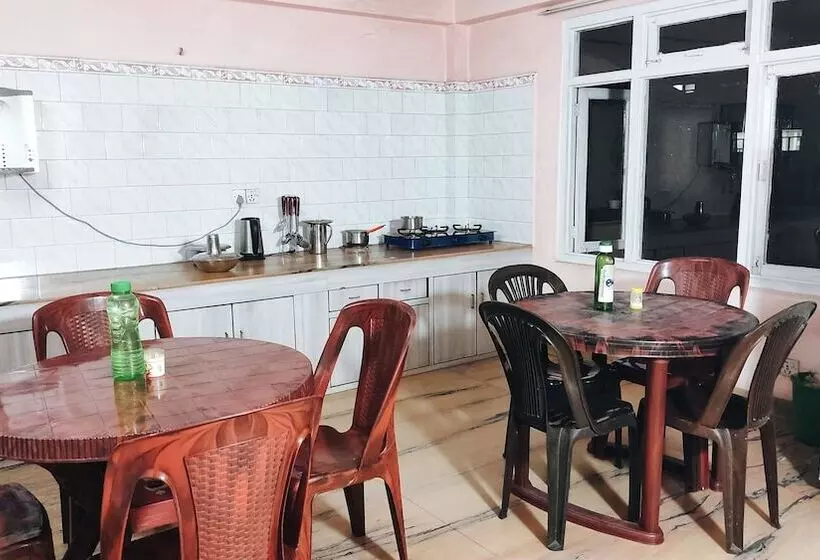 هاستل Budget Backpackers