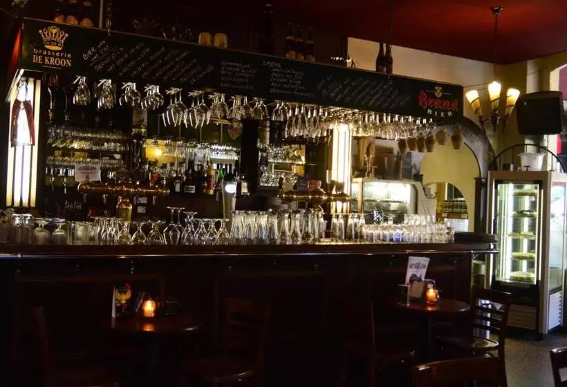 ホテル Brasserie De Kroon