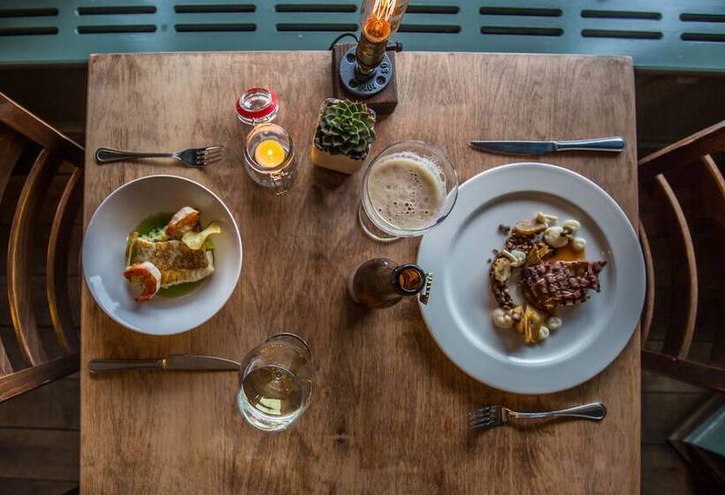 בית מלון כפרי Café Restaurant  T Raedhûs