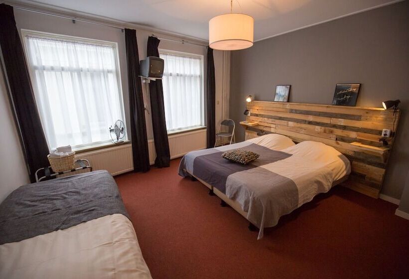 בית מלון כפרי Café Restaurant  T Raedhûs