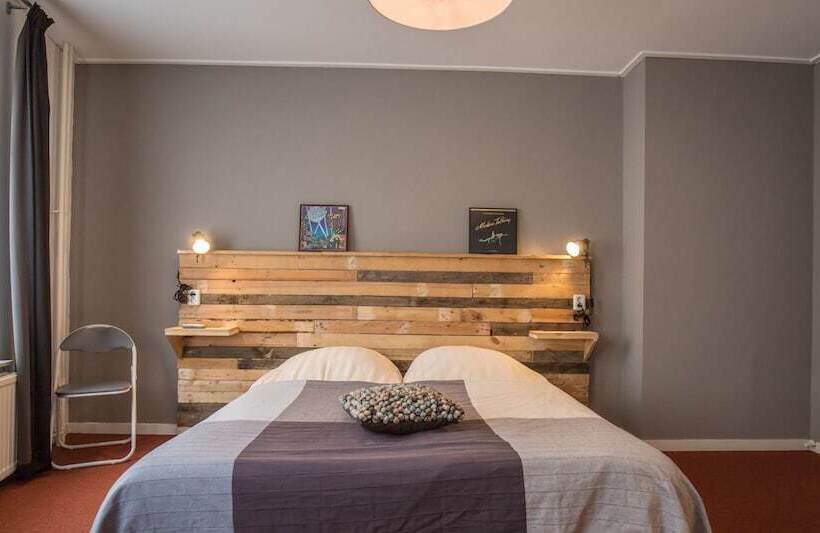 בית מלון כפרי Café Restaurant  T Raedhûs