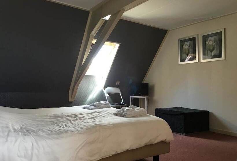 בית מלון כפרי Café Restaurant  T Raedhûs