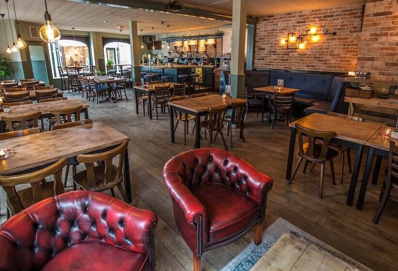 בית מלון כפרי Café Restaurant  T Raedhûs