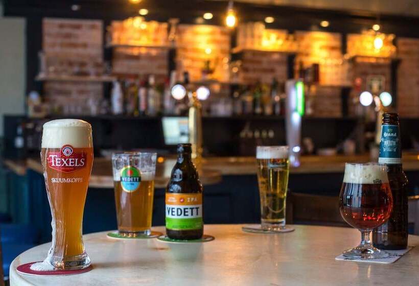 בית מלון כפרי Café Restaurant  T Raedhûs