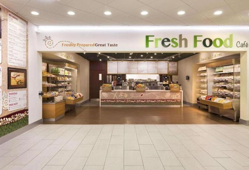 בית מלון כפרי Days Inn By Wyndham Taunton