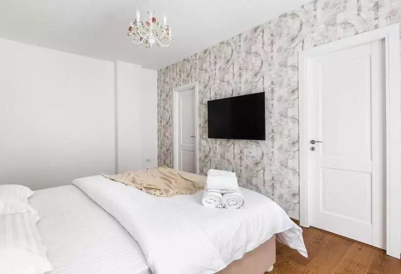 Peak Aparthotel   Old Town   By Cityhost