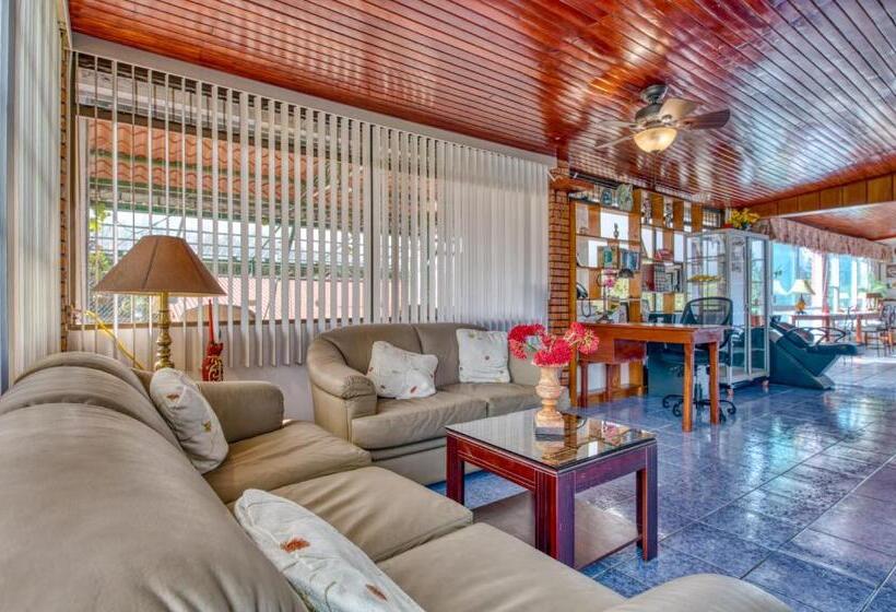 민박 Arenal Chill Inn