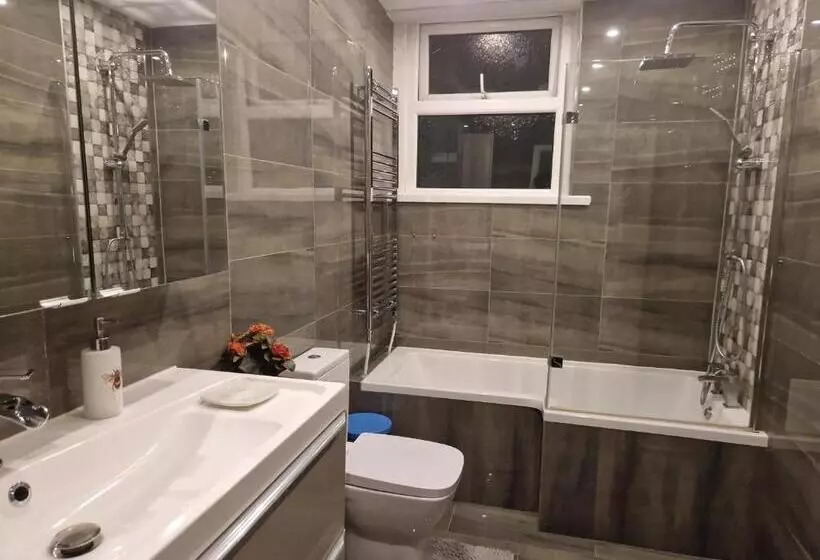 Aamiaismajoitus (B&B) Kayumba Properties Ltd