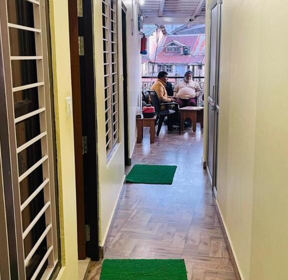 پانسیون The Oak Roots Homestay/