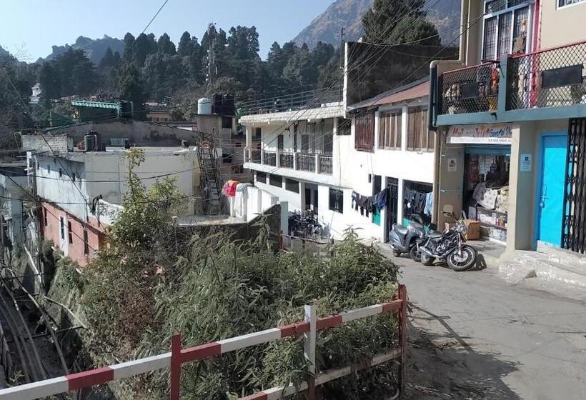 پانسیون The Oak Roots Homestay/