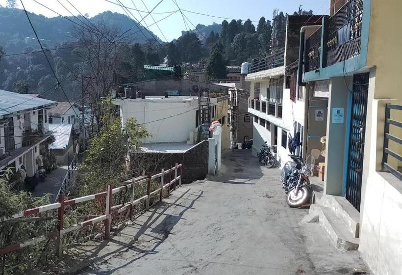 پانسیون The Oak Roots Homestay/