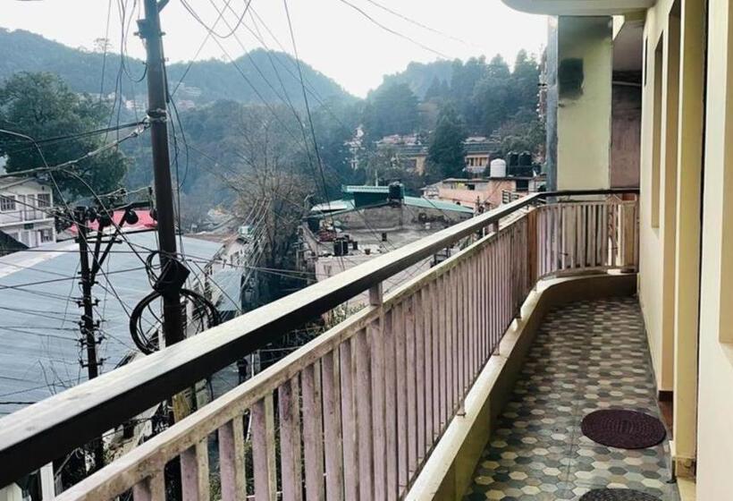 پانسیون The Oak Roots Homestay/