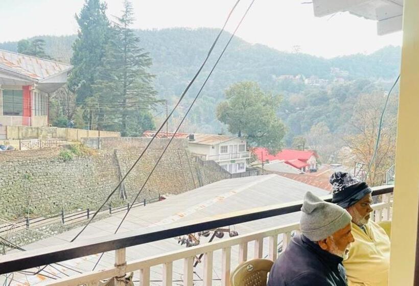 پانسیون The Oak Roots Homestay/