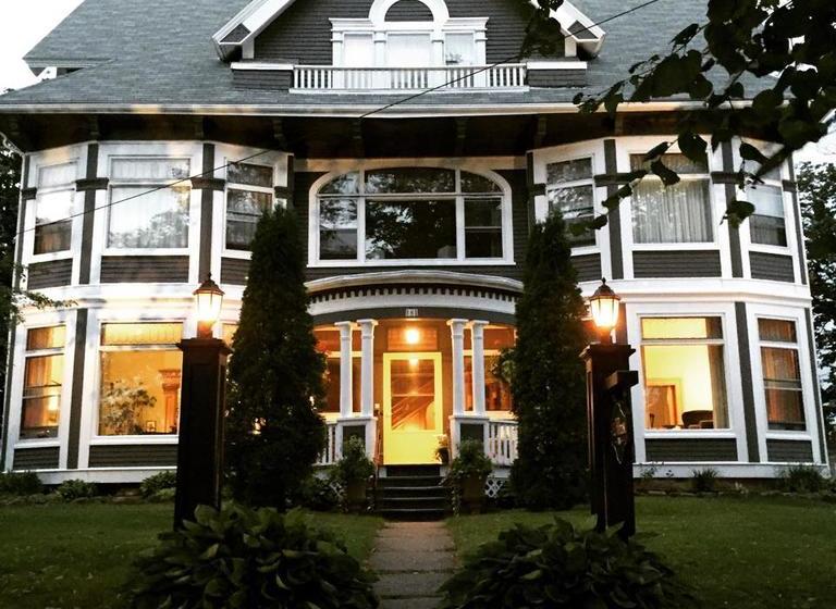 تختخواب و صبحانه The Hillhurst Inn