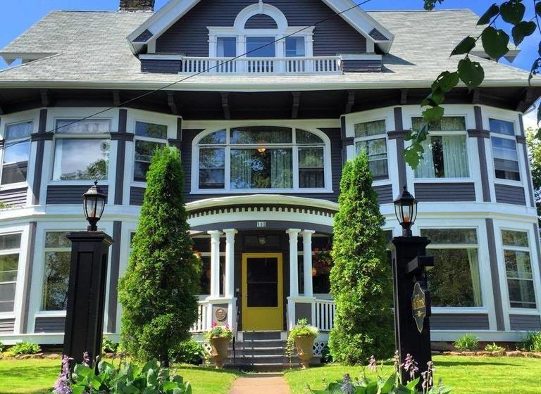 تختخواب و صبحانه The Hillhurst Inn