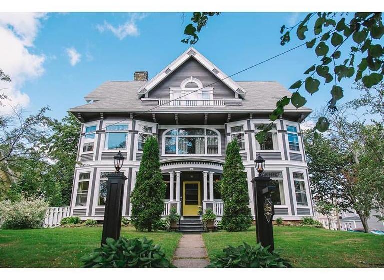 تختخواب و صبحانه The Hillhurst Inn