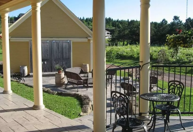 تختخواب و صبحانه Magnetic Hill Winery