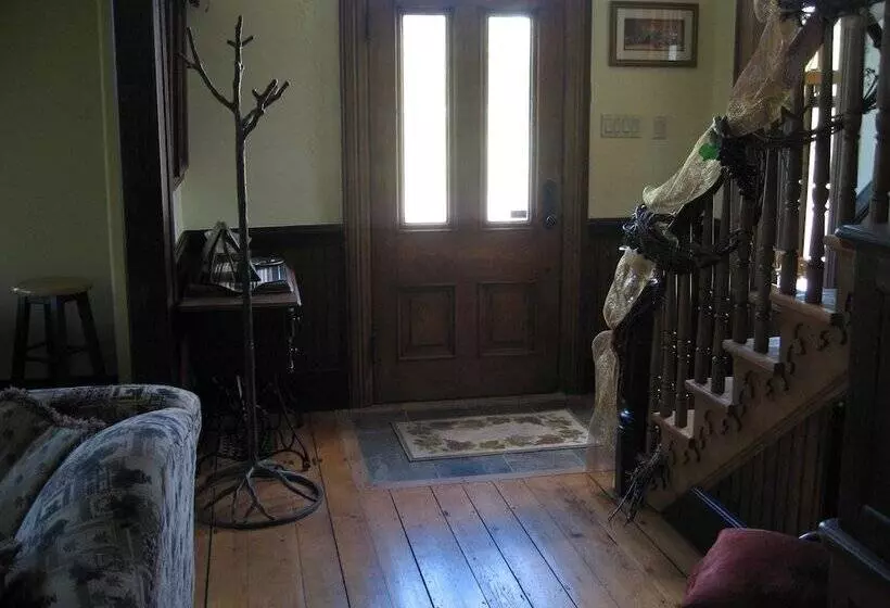 تختخواب و صبحانه Magnetic Hill Winery