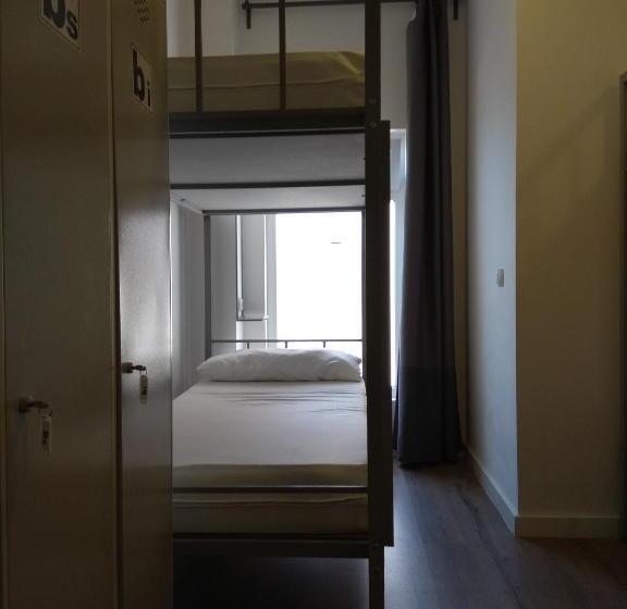 هاستل Check In León