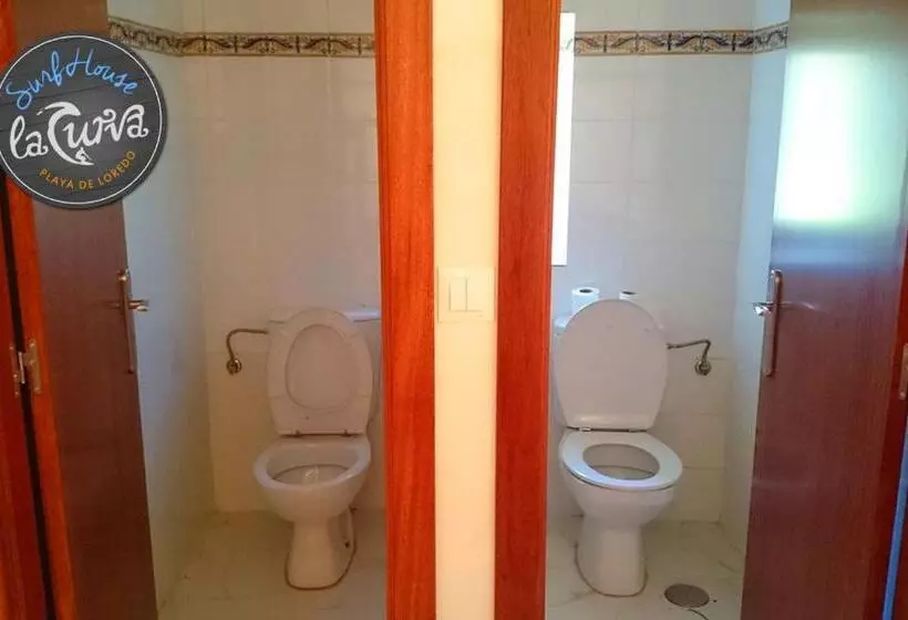 تختخواب و صبحانه La Curva Surfhouse   Hostel
