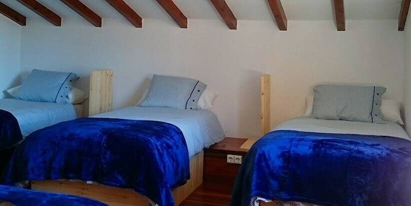 تختخواب و صبحانه La Curva Surfhouse   Hostel