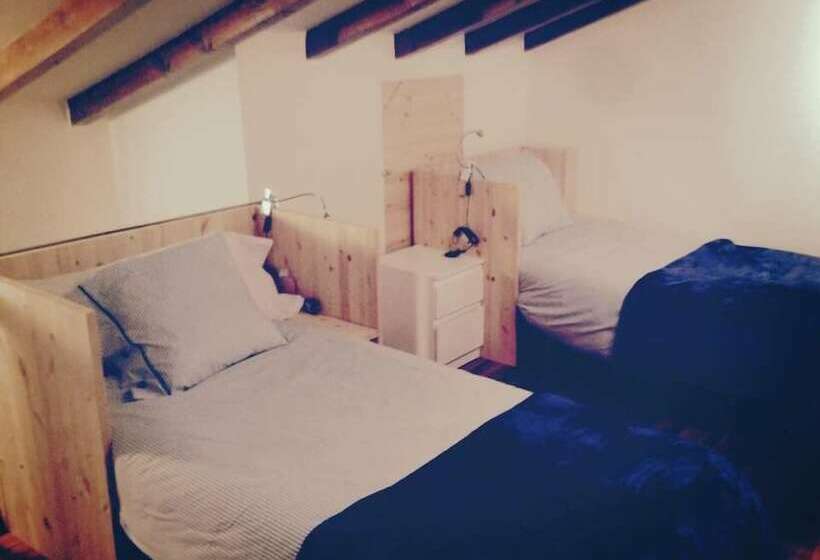 تختخواب و صبحانه La Curva Surfhouse   Hostel