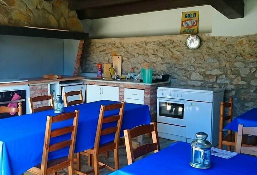 تختخواب و صبحانه La Curva Surfhouse   Hostel