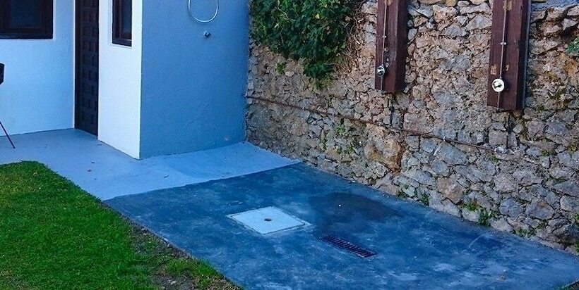 تختخواب و صبحانه La Curva Surfhouse   Hostel