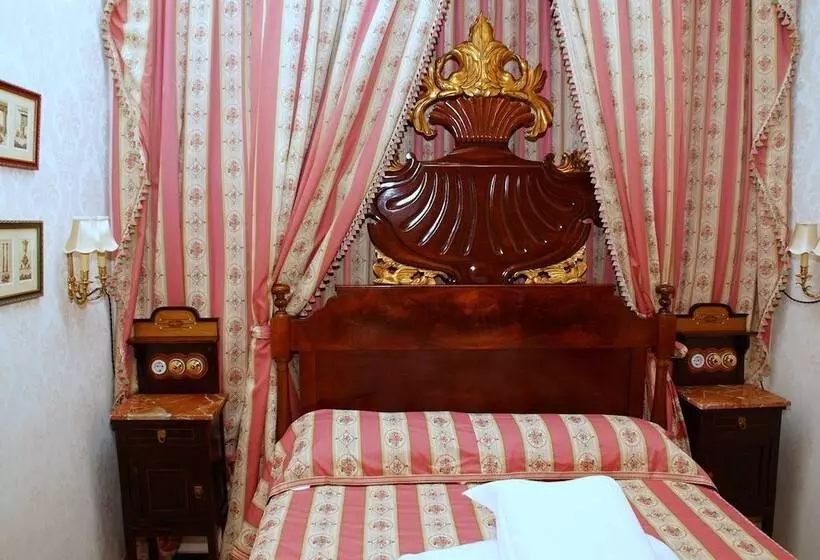 تختخواب و صبحانه Sitges Royal Rooms