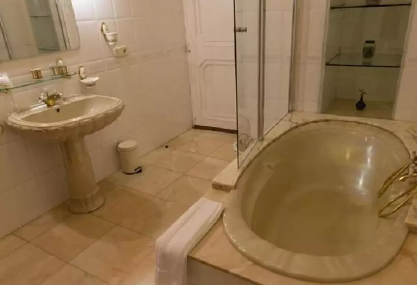 Hotelli Casa Ceremines